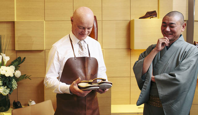 François Madoz holding the zori