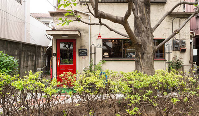 <strong>JAY TSUJIMURA</strong><br />His studio in Koenji Minami (atelier and shop) “Jay Tsujimura Tokyo Hand Crafted Jewelry.”