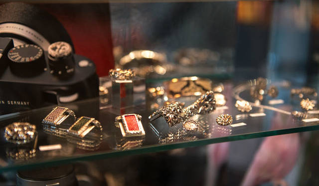 <strong>JAY TSUJIMURA</strong><br />His studio in Koenji Minami (atelier and shop) “Jay Tsujimura Tokyo Hand Crafted Jewelry.”
