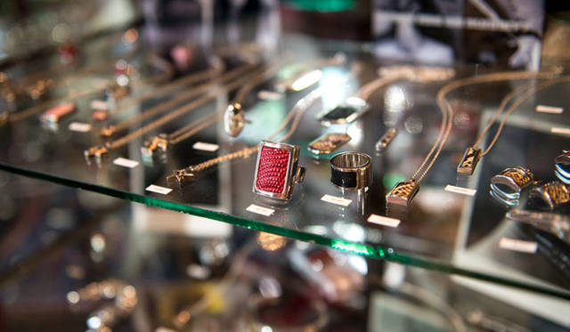 <strong>JAY TSUJIMURA</strong><br />His studio in Koenji Minami (atelier and shop) “Jay Tsujimura Tokyo Hand Crafted Jewelry.”