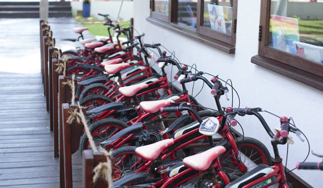 施設の前には、子ども用の自転車が