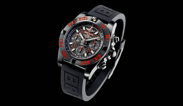 <strong>クロノマット　ブラック　カーボン</strong><br />ケース｜ステンレススチール（ブラックDOC加工）<br />直径｜41mm<br />ムーブメント｜自動巻き（Cal.01）<br />機能｜クロノグラフ<br />ストラップ｜ラバー<br />防水｜200ｍ<br />限定本数｜300本<br />価格｜112万3200円<br /><br />ブライトリング・ジャパン<br />Tel. 03-3436-0011<br />http://www.breitling.co.jp<br />