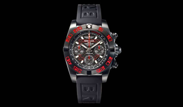 <strong>クロノマット　ブラック　カーボン</strong><br />ケース｜ステンレススチール（ブラックDOC加工）<br />直径｜41mm<br />ムーブメント｜自動巻き（Cal.01）<br />機能｜クロノグラフ<br />ストラップ｜ラバー<br />防水｜200ｍ<br />限定本数｜300本<br />価格｜112万3200円<br /><br />ブライトリング・ジャパン<br />Tel. 03-3436-0011<br />http://www.breitling.co.jp<br />