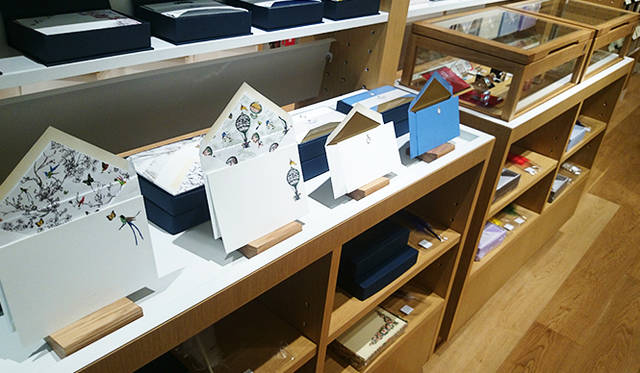 銀座・伊東屋 新本店ビル2F：多彩なレターセットが並ぶ
