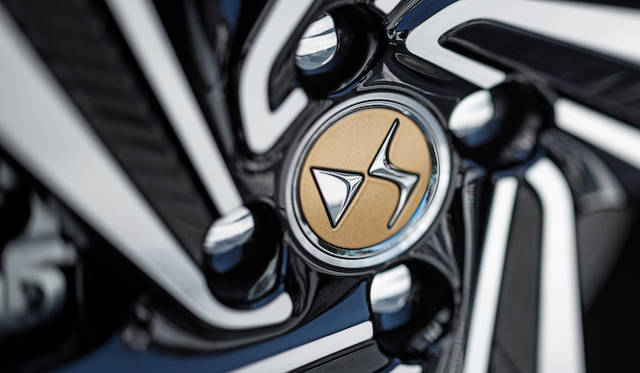 60周年記念限定モデルのホイールセンターキャップは専用のゴールド