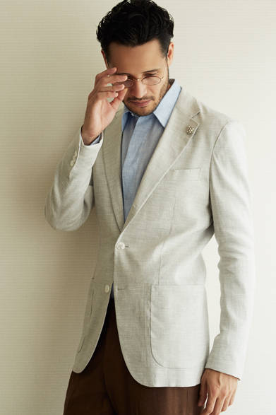 3B jacket ¥54,000, linen shirt ¥18,360, straight pants ¥18,360