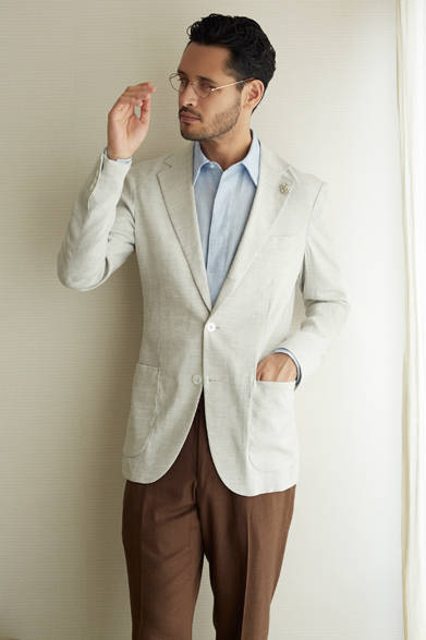 3B jacket ¥54,000, linen shirt ¥18,360, straight pants ¥18,360