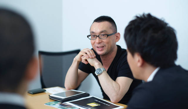 Akira Wakita, Professor, Faculty of Environment and Information Studies, Keio University. Completed his doctoral program at the Graduate School of Media and Governance, Keio University. Worked at Lattice Technology, then as a freelancer, before taking his current position. Major works include "Blob Motility," an Award of Excellence at the Japan Media Arts Festival (2010), and a permanent exhibition at Ars Electronica Center (2011-2012). Author of "Introduction to Design Language: What You Need to Know to Connect Objects and Information" (Keio University Press, 2009), among others.http://web.sfc.keio.ac.jp/~wakita/