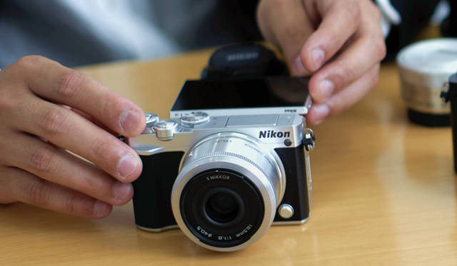 In the design of the "Nikon 1 J5," emphasis was placed on the texture of the analog dials, while also incorporating a tiltable LCD monitor that supports touch operation, aiming for an interface that is easy for camera beginners to use.<br><br><strong>Nikon Customer Support Center Navi-Dial</strong><br>Tel. 0570-02-8000<br>http:www.nikon-image.com/<br>
