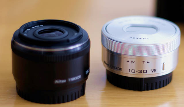 The "Nikon 1 J5" double lens kit includes two lenses: the "1 NIKKOR VR 10-30mm f/3.5-5.6 PD-ZOOM" and the "1 NIKKOR 18.5mm f/1.8." By changing lenses, users can capture beautiful photos in a wide range of scenes. Despite its compact size, comparable to a compact digital camera, it offers a variety of shooting experiences.<br><br><strong>Nikon Customer Support Center Navi-Dial</strong><br>Tel. 0570-02-8000<br>http:www.nikon-image.com/<br>