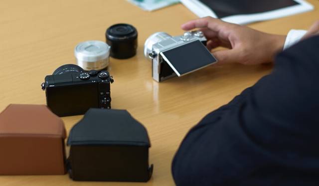 The "Nikon 1 J5" features a mode dial on the top of the body, intended to allow for quick and direct reflection of the photographer's intentions.<br><br><strong>Nikon Customer Support Center Navi-Dial</strong><br>Tel. 0570-02-8000<br>http:www.nikon-image.com/<br>