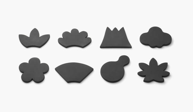 <strong>nendo｜ネンド</strong><br />「cs001（常滑焼）」　常滑焼は愛知県常滑市を中心として知多半島内でつくられる焼物で、日本六古窯の一つとして知られる。土肌の色を生かした赤褐色の陶器が一般的だが、焼成時にもみがらで燻（い）ぶして黒くし、その多孔質の素地がもつ吸水性を生かしてコースターをデザイン。質感は砂糖菓子の落雁に似て、型にはめて成形するという製造プロセスも共通すことから、落雁によく見られる形をコースターのモチーフにしている。Photographs by IWASAKI Hiroshi