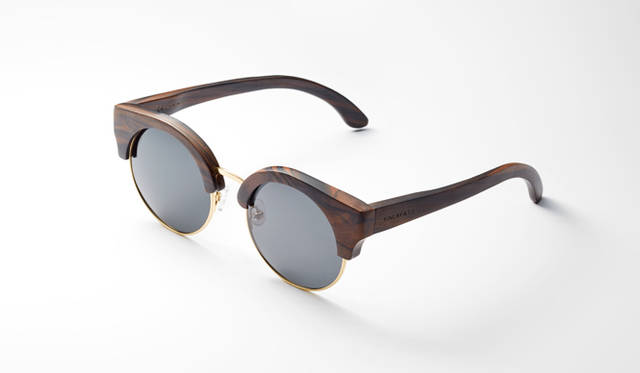 <strong>FINLAY & CO.｜フィンレー アンド  コー</strong><br><br>ロンドン発のサングラスブランド「FINLAY & CO.」の新作からウッディな一本が登場。クルミ色のウッドを用いたレキシントンに、ラウンドのブラックレンズを組み合わせたクラッシックなデザイン。4万5360円 OPENING CEREMONY／オープニングセレモニー Tel. 03-5466-6350