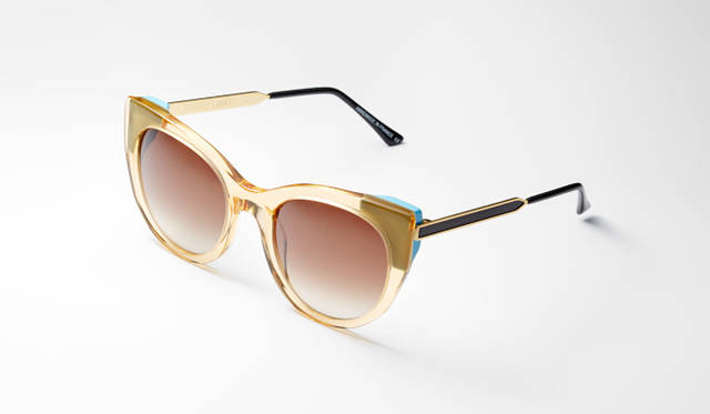 <strong>THIERRY LASRY｜ティエリー ラスリー</strong><br><br>フィーチャリスティック ヴィンテージをテーマに、2006年に誕生したセレブティーが愛するパリ発のアイウェアブランド「THIERRY LASRY（ティエリー ラスリー）」。透き通ったアセテート製のイエロー テンプルがフレッシュな雰囲気に。フレームに水色のワンポイントを加えて夏らしさを満点に。4万7520円 サンライズ Tel.０３-6427-2980