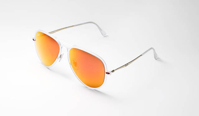 <strong>RAY-BAN｜レイバン</strong><br><br>パイロットのフレームに、ヴィヴィッドなオレンジミラーレンズで組み立てたレイバンの「Aviator Light Ray」。エッジを効かせたコーディネイトにぴったりなアクセントとなる。2万8080円 ミラリ ジャパン Tel. 03-5428-1030