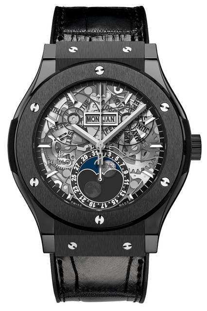 A refined all-black specification featuring an intricate full-skeleton moon phase display mechanism.<br /><br /><strong>AERO FUSION MOONPHASE<br />BLACK MAGIC</strong><br />Case: Black ceramic<br />Bezel: Black ceramic<br />Diameter: 45mm<br />Movement: Automatic (Cal.HUB1131)<br />Functions: Moon phase, triple calendar (month, day of week, date display)<br />Strap: Black rubber alligator<br />Water resistance: 5 bar<br />Price: ¥2,041,200