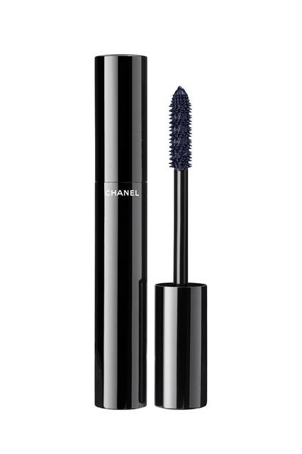 <strong>CHANEL｜シャネル</strong><br />「Blue Rhythm de Chanel（ブルー リズム ドゥ シャネル）」　マスカラ「ル ヴォリューム ドゥ  シャネル #70 ブルー ナイト」（新色）4536円