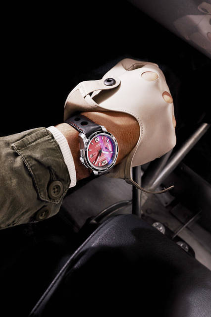 <strong>ミッレ ミリア 2015 レースエディション</strong><br />ケース｜ステンレススチール<br />直径｜43mm<br />厚さ｜11.43mm<br />ムーブメント｜自動巻き（Cal.Chopard 01.08-C）<br />パワーリザーブ｜60時間<br />機能｜パワーリザーブ表示、日付表示<br />ストラップ｜ブラックバレニア・カーフレザーストラップにレッドのステッチ<br />防水｜100ｍ<br />限定本数｜1000本<br />価格｜78万3000円<br />