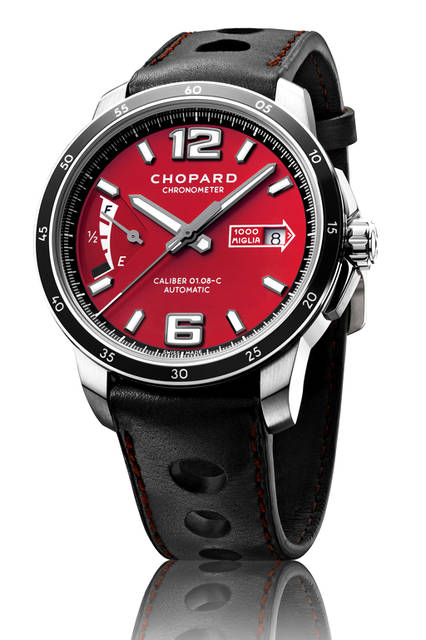 <strong>ミッレ ミリア 2015 レースエディション</strong><br />ケース｜ステンレススチール<br />直径｜43mm<br />厚さ｜11.43mm<br />ムーブメント｜自動巻き（Cal.Chopard 01.08-C）<br />パワーリザーブ｜60時間<br />機能｜パワーリザーブ表示、日付表示<br />ストラップ｜ブラックバレニア・カーフレザーストラップにレッドのステッチ<br />防水｜100ｍ<br />限定本数｜1000本<br />価格｜78万3000円<br />