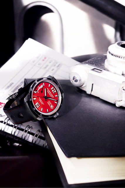 <strong>ミッレ ミリア 2015 レースエディション</strong><br />ケース｜ステンレススチール<br />直径｜43mm<br />厚さ｜11.43mm<br />ムーブメント｜自動巻き（Cal.Chopard 01.08-C）<br />パワーリザーブ｜60時間<br />機能｜パワーリザーブ表示、日付表示<br />ストラップ｜ブラックバレニア・カーフレザーストラップにレッドのステッチ<br />防水｜100ｍ<br />限定本数｜1000本<br />価格｜78万3000円<br />