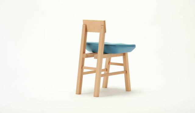 <strong>karimoku｜カリモク家具</strong><br />デザイン：白鳥浩子「pony チェア／ SAYONARA 国立競技場」（限定数：150脚）