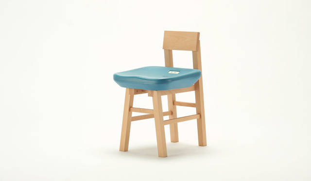 <strong>karimoku｜カリモク家具</strong><br />デザイン：白鳥浩子「pony チェア／ SAYONARA 国立競技場」（限定数：150脚）