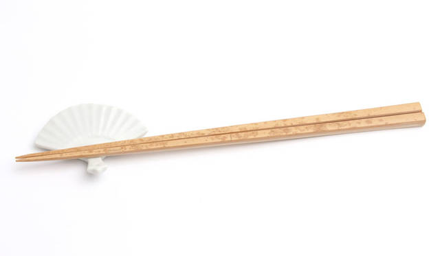 <strong>PASS THE BATON｜パスザバトン</strong><br />「PASS THE BATON KYOTO GION（パスザバトン京都祇園店）」　公長齋小菅×PASS THE BATON「シミ竹箸と京焼箸置きセット」1728円