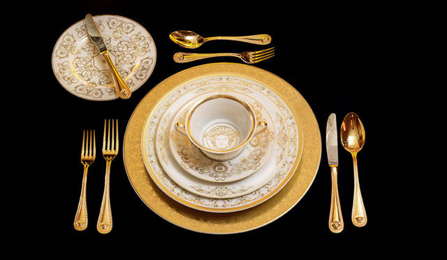 <strong>VERSACE｜ヴェルサーチ</strong><br />「VERSACE HOME 銀座店」　2014年に発表されたテーブルウェア「medusa gala」