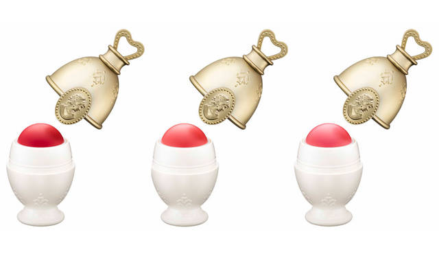 <strong>Les Merveilleuses LADURÉE｜レ・メルヴェイユーズ ラデュレ</strong><br />2015年オータムコレクション　クリーム チーク ベースのドーム状に成形された面を、小鼻脇に容器を沿わせるように、軽いタッチでトントンと“縦に長い三角ゾーン＝微笑みをつくるトライアングル”に当て、色をのせていく。クリーム チーク ベース（新3色）各4536円