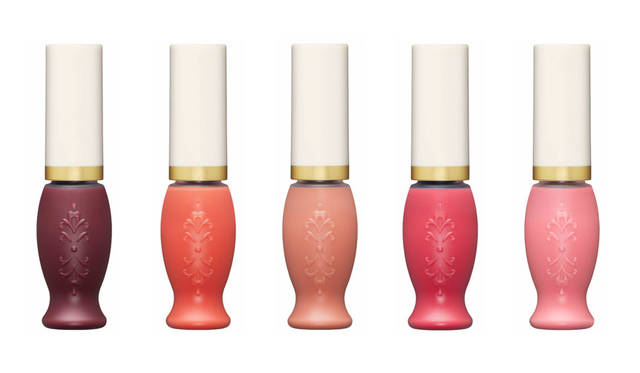 <strong>Les Merveilleuses LADURÉE｜レ・メルヴェイユーズ ラデュレ</strong><br />2015年オータムコレクション　果実のごとくみずみずしいリキッドルージュ。気持ちのよいつけ心地と洗練されたカラーバリエーションに注目。リップ ステイン（全5色）各2700円