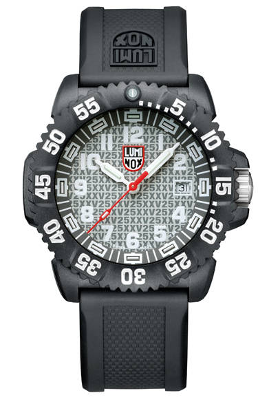 <strong>25TH ANNIVERSARY 3050 SERIES </strong><br />ケース｜PCカーボン<br />直径｜44mm<br />ムーブメント｜クォーツ<br />ブレスレット｜ラバー<br />防水｜200m<br />価格｜4万8600円<br />