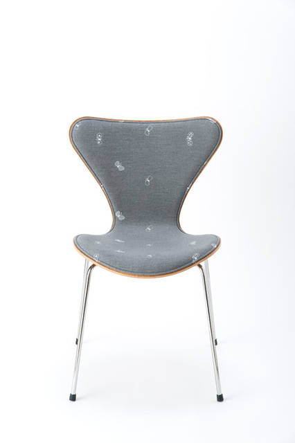 <strong>REPUBLIC OF FRITZ HANSEN STORE｜リパブリック オブ フリッツ ハンセン ストア</strong><br />「セブンチェア in dop」（Series7™）　フロントパディング グレー