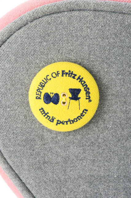<strong>REPUBLIC OF FRITZ HANSEN STORE｜リパブリック オブ フリッツ ハンセン ストア</strong><br />「セブンチェア in dop」（Series7™）　刺繍をほどこしたボタン