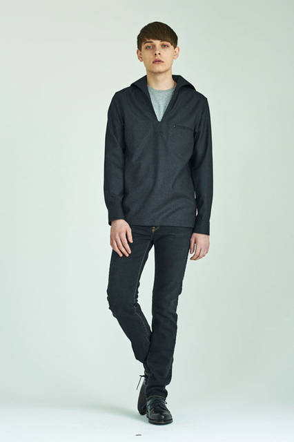 <strong>ANTHOLOGIE｜アンソロジー</strong><br /><strong>2015-16年 秋冬コレクション</strong>　シャツ 3万5640円、Tシャツ 1万260円、パンツ 2万5920円