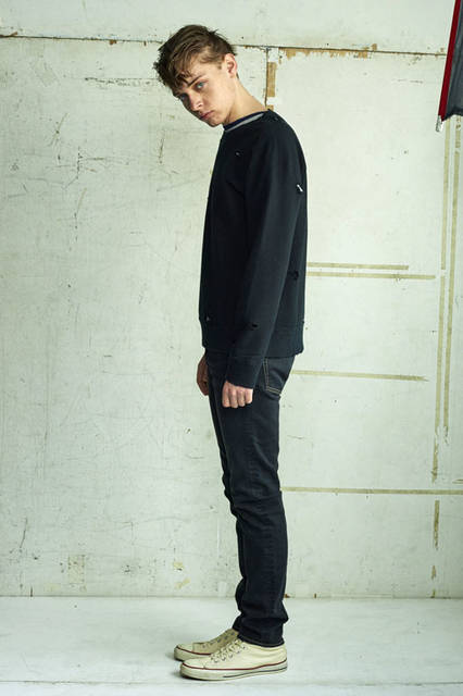 <strong>ANTHOLOGIE｜アンソロジー</strong><br /><strong>2015-16年 秋冬コレクション</strong>　スウェットシャツ 2万2680円、Tシャツ 1万5120円、パンツ 2万5920円