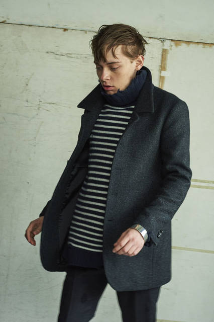 <strong>ANTHOLOGIE｜アンソロジー</strong><br /><strong>2015-16年 秋冬コレクション</strong>　ジャケット 10万1520円、セーター 4万5360円、パンツ 4万5360円、ブレスレット 7万200円