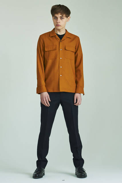 <strong>ANTHOLOGIE｜アンソロジー</strong><br /><strong>2015-16年 秋冬コレクション</strong>　シャツ 2万5920円、Tシャツ 1万260円、パンツ 3万6720円