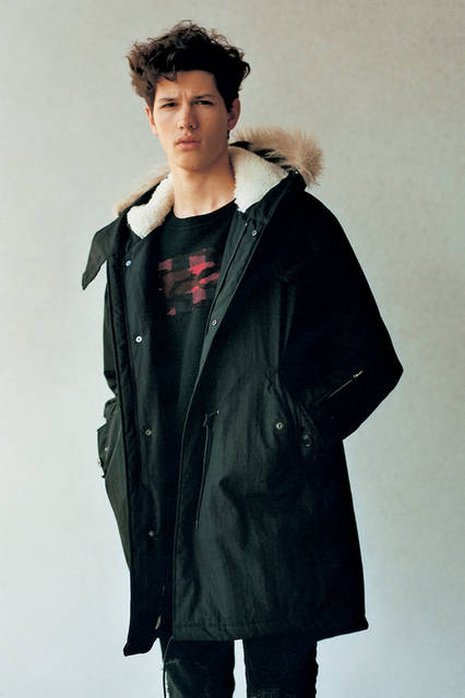 <strong>SOPHNET.｜ソフネット</strong><br /><strong>2015-16年 秋冬コレクション</strong>　モッズコート 9万2880円、スエット 2万2680円、パンツ 3万3480円