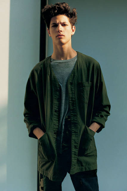 <strong>SOPHNET.｜ソフネット</strong><br /><strong>2015-16年 秋冬コレクション</strong>　ワークジャケット 2万4840円、Tシャツ 1万2960円、ジーンズ 3万7800円