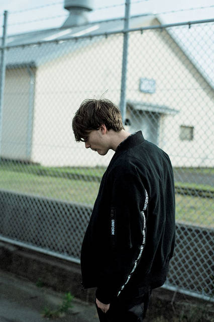 <strong>uniform experiment｜ユニフォーム・エクスペリメント</strong><br /><strong>2015-16年 秋冬コレクション</strong>　ブルゾン 6万2640円、パンツ 2万4840円