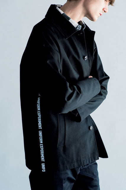 <strong>uniform experiment｜ユニフォーム・エクスペリメント</strong><br /><strong>2015-16年 秋冬コレクション</strong>　コート 5万2920円、シャツ2万5920円、パンツ 2万7000円