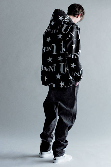 <strong>uniform experiment｜ユニフォーム・エクスペリメント</strong><br /><strong>2015-16年 秋冬コレクション</strong>　ブルゾン 3万1320円、パンツ 3万240円、スニーカー 2万5920円
