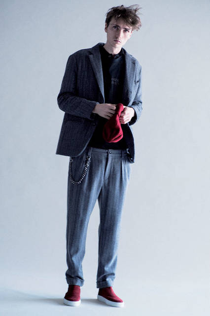 <strong>uniform experiment｜ユニフォーム・エクスペリメント</strong><br /><strong>2015-16年 秋冬コレクション</strong>　ジャケット 8万1000円、Tシャツ 9180円、ポロニット 3万240円、パンツ 4万2120円、ニットキャップ 8100円、ウォレットチェーン 2万4840円、スニーカー 2万5920円