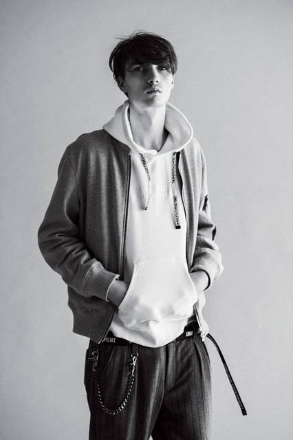 <strong>uniform experiment｜ユニフォーム・エクスペリメント</strong><br /><strong>2015-16年 秋冬コレクション</strong>　ブルゾン 6万2640円、パーカ 2万3760円、パンツ 4万2120円、ベルト 8100円、ウォレットチェーン 2万4840円