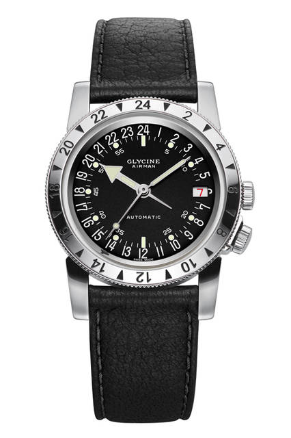 A compact dial and a vintage feel, reminiscent of a measuring instrument.<br /><br /><strong>AIRMAN No.1</strong><br />Case: Stainless steel<br />Diameter: 36mm<br />Thickness: 10.75mm<br />Movement: Automatic<br />Features: Second time zone display<br />Water resistance: 10 bar<br />Price: ¥250,000<br />