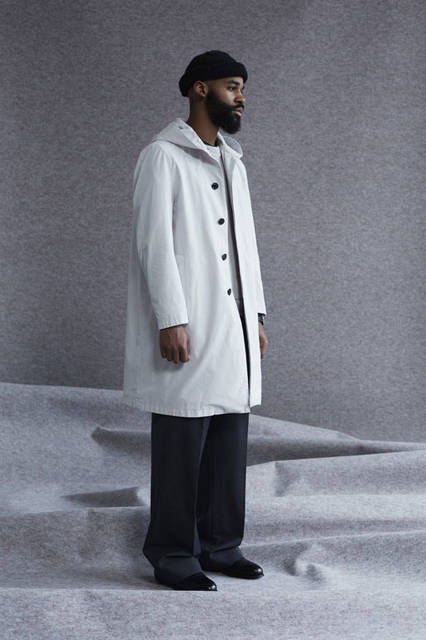 <strong>ITTY-BITTY｜イッティビッティ</strong><br /><strong>2015-16年 秋冬コレクション</strong>　Nylie weather‐Coat 5万9400円、Jersey tex‐Cut&sew 2万3760円、Union gabardine‐Pants 3万8880円、Burford knit‐Beanie 1万4040円