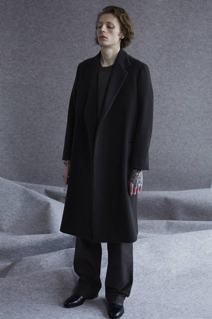 <strong>ITTY-BITTY｜イッティビッティ</strong><br /><strong>2015-16年 秋冬コレクション</strong>　Clear kersey‐Coat 14万400円、Jersey tex‐Cut&Sew 2万3760円、Stretch moleskin‐Pants 3万3480円