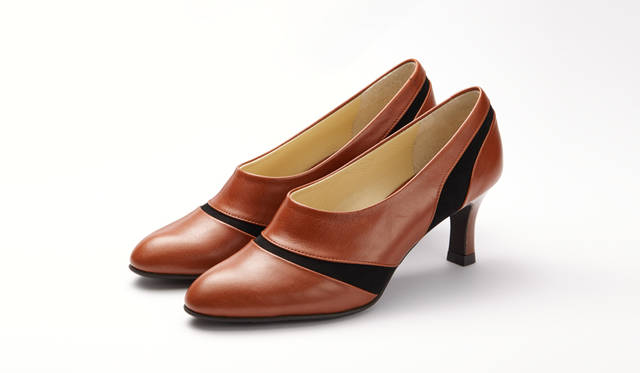 <strong>WOMEN'S</strong>／牛革に挟んだフラノの生地がアクセントの甲深のパンプス。クラシックな雰囲気で、チェスターフィールドコートなどトラッドな服と合わせて履きこなしたい。ヒールの高さは60mm。リーガルの専門店「REGAL SHOES」限定。2万2680円