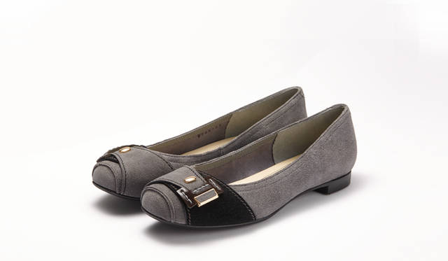 <strong>WOMEN'S</strong>／写真33の色違いのモデルは、色味を抑えることで印象ががらっと変化。1万6200円