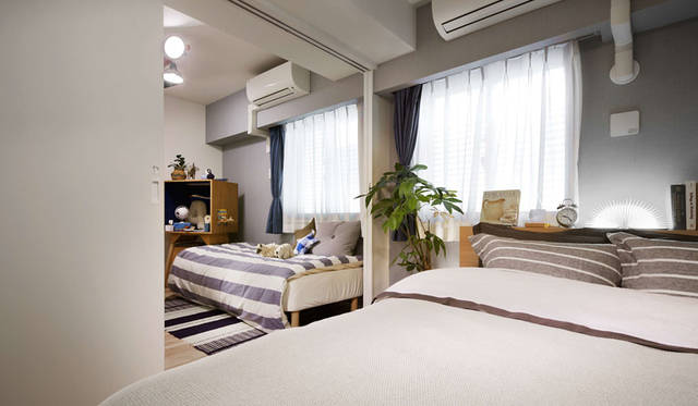 <strong>COSMOS INITIA</strong><br />INITIA Cloud Futako-Tamagawa: When the sliding wall is open, it becomes a spacious master bedroom; when closed, it can be used as a private room.